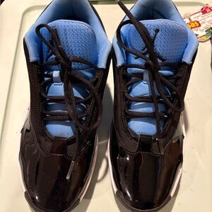 Jordan Max Aura 6 Black University Basketball